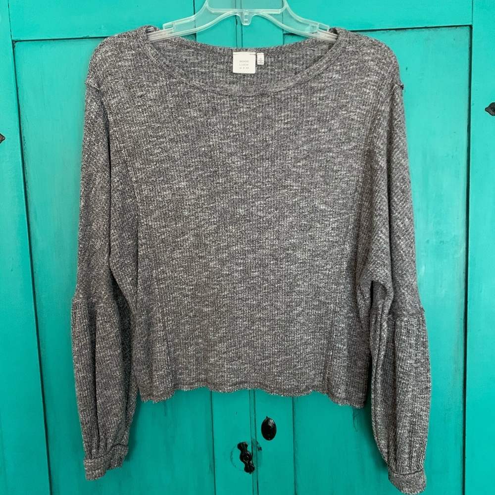 Gray cropped shirt